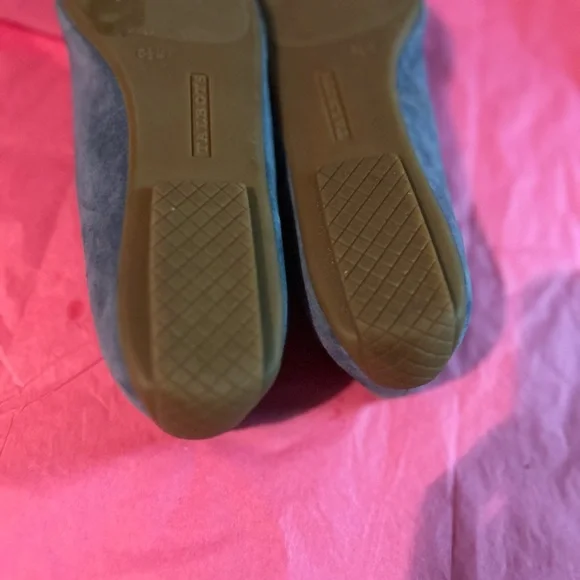 Talbots Women’s size 6.6 Light Blue Suede Loafers with Bee Design never worn - Picture 9 of 11